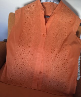 Blusa naranja con bordados