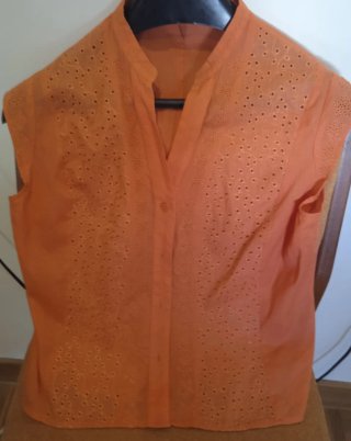 Blusa naranja con bordados