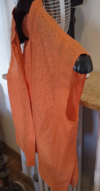 Blusa naranja con bordados