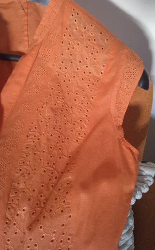 Blusa naranja con bordados