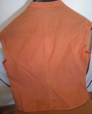 Blusa naranja con bordados