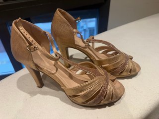 Zapatos dorados de tacón