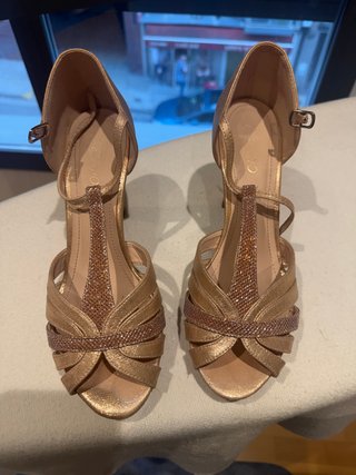 Zapatos dorados de tacón