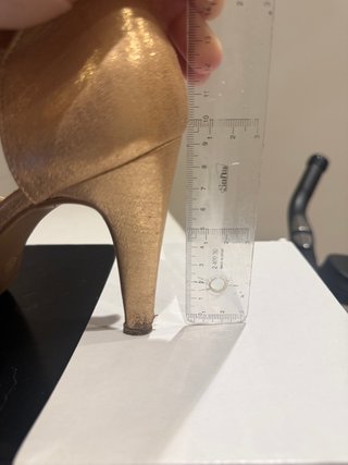 Zapatos dorados de tacón
