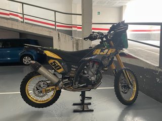 AJP PR7 Enduro Moto Negra y Dorada
