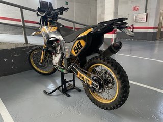 AJP PR7 Enduro Moto Negra y Dorada