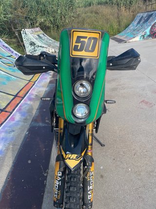 AJP PR7 Enduro Moto Negra y Dorada