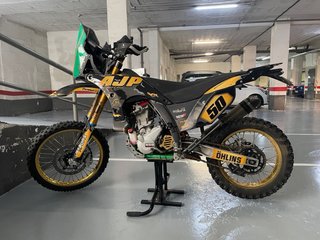 AJP PR7 Enduro Moto Negra y Dorada
