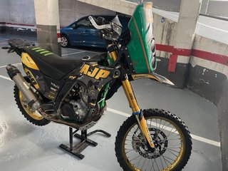 AJP PR7 Enduro Moto Negra y Dorada