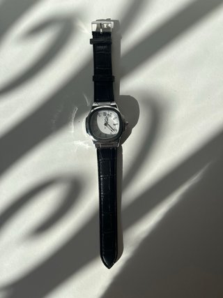 Reloj de pulsera plateado y negro