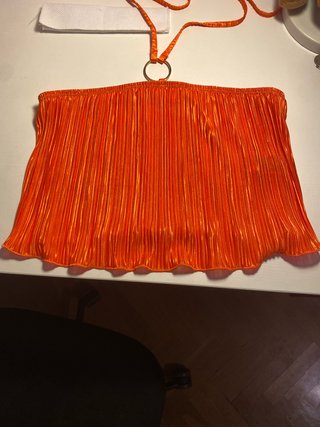 Top naranja atado al cuello con anilla