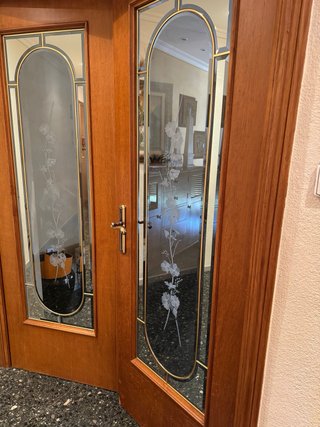 Puerta doble de madera con cristal