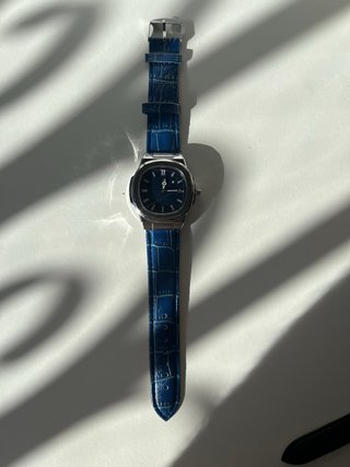 Reloj de pulsera azul y plateado