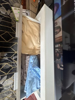 Cómoda de madera blanca y marrón.