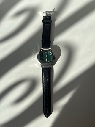 Reloj de pulsera plateado con correa negra