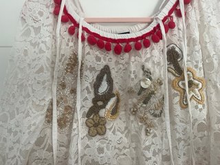 Vestido encaje blanco y rojo bordado