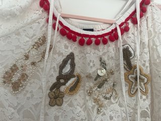 Vestido encaje blanco y rojo bordado