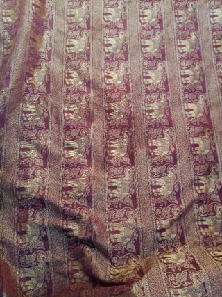 Alfombra de tela dorada y roja NEGOCIABLE