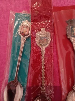 Set di 7 cucchiaini souvenir in metallo