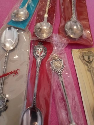 Set di 7 cucchiaini souvenir in metallo