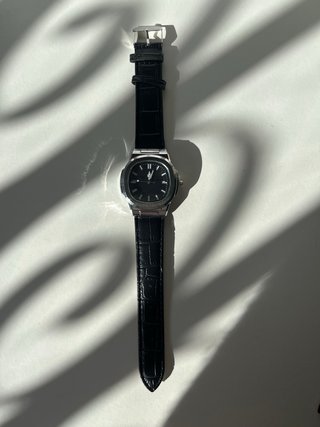 Reloj de pulsera negro y plateado