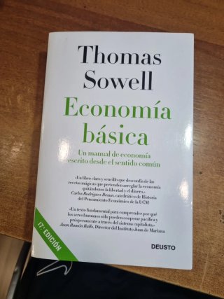 Economía básica un manual de economía escrito d...