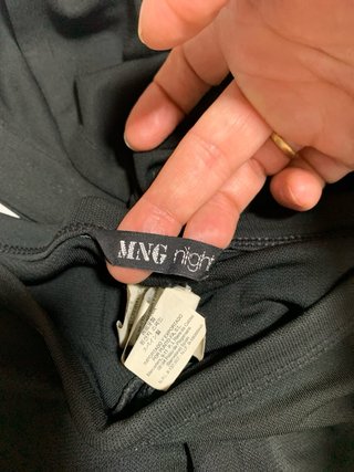 Pantalón negro pata ancha Mango