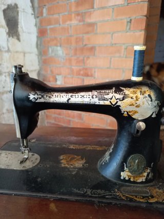 Máquina de coser antigua negra y dorada
