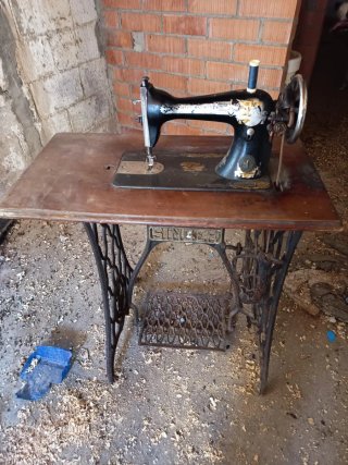 Máquina de coser antigua negra y dorada