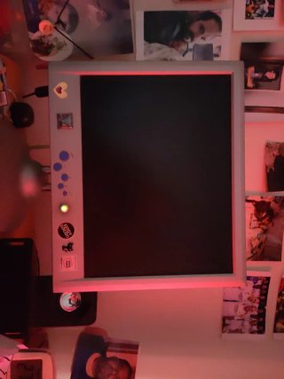 Pantalla de ordenador gris y blanca