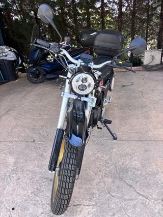 Mash 125cc Supermoto Negra y Dorada