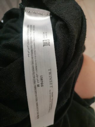 Maglia aperta nera con zip e dettagli bianchi
