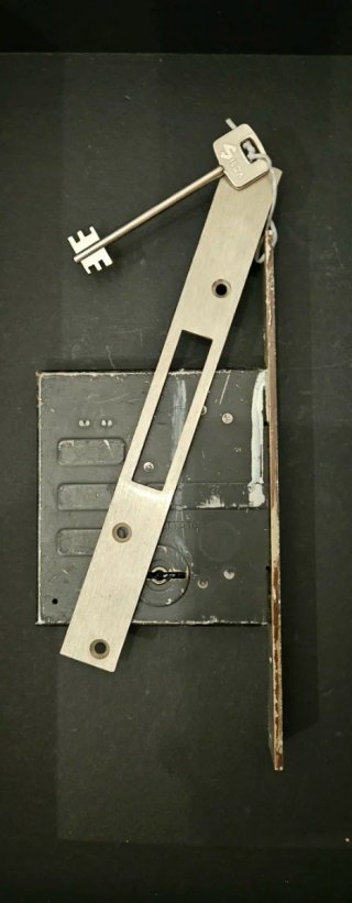 Cerradura antigua con llave