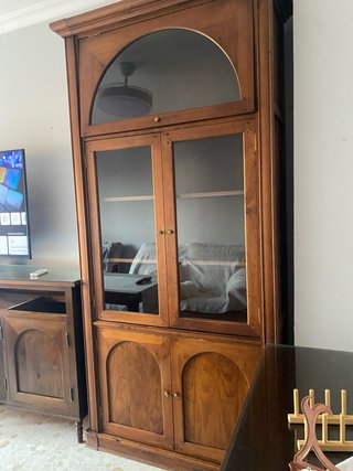 Vitrina de madera y cristal