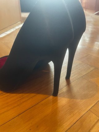 Zapatos de tacón dorados con purpurina