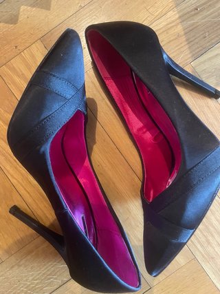 Zapatos de tacón dorados con purpurina