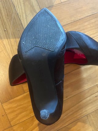 Zapatos de tacón dorados con purpurina
