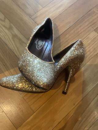 Zapatos de tacón dorados con purpurina