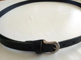 Cinturón de cuero negro hebilla plateada