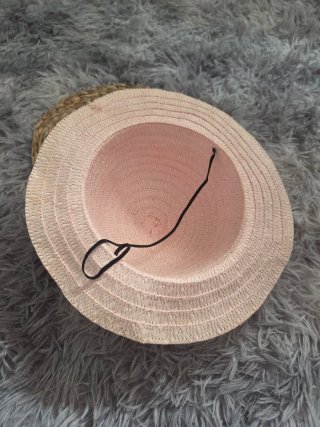 Gorro de paja con pompones (Escucho ofertas)
