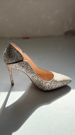 Zapatos de tacón dorados y plateados