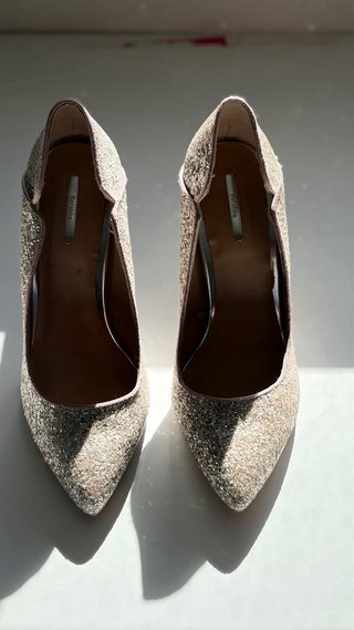 Zapatos de tacón dorados y plateados