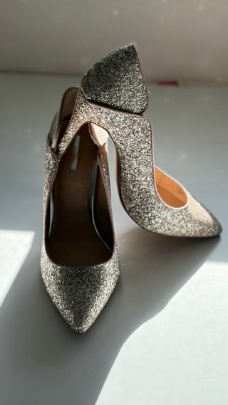 Zapatos de tacón dorados y plateados