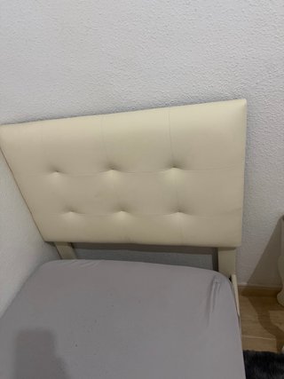 Cama con colchón beige