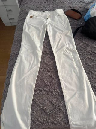 Pantalones blancos acampanados