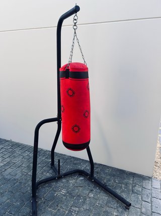 Saco de boxeo rojo con soporte