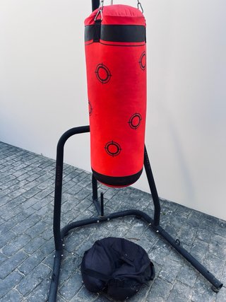 Saco de boxeo rojo con soporte