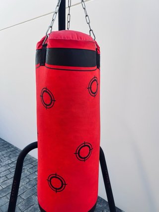 Saco de boxeo rojo con soporte
