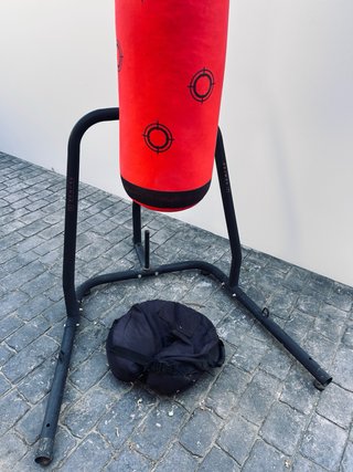 Saco de boxeo rojo con soporte