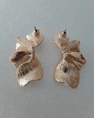 Pendientes dorados pétalos nacarados